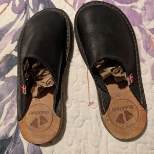 duckfeet Black Leather Slip-On Clogs